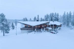 库萨莫Hotel Kuusamon Portti的雪地小木屋