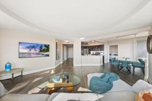 洛杉矶Beautiful & Spacious Santa Monica Retreat 3BD 2BA的客厅配有沙发和桌子