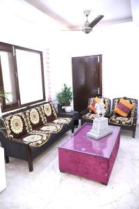 新德里divine India Service Apartment 1Bhk,L-36B,Saket的客厅配有两张沙发和一张咖啡桌