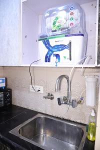 新德里divine India Service Apartment 1Bhk,L-36B,Saket的厨房柜台设有水槽和搅拌机