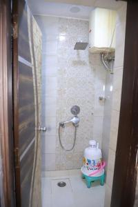 新德里divine India Service Apartment 1Bhk,L-36B,Saket的一个小浴室,内设一个有蛋糕的淋浴