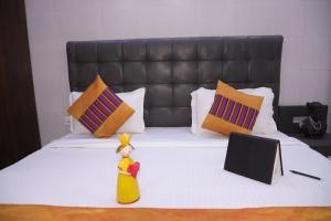 新德里divine India Service Apartment 1Bhk,L-36B,Saket的一张床上摆着玩具的床铺