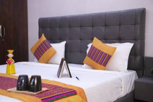 新德里divine India Service Apartment 1Bhk,L-36B,Saket的一间卧室配有两张床和黑色床头板