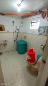 碧瑶Kochimoto Homestay的一间带卫生间和水槽的肮脏浴室