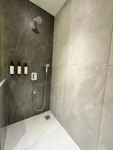 海得拉巴32 Urban by Akoya Hotels的带淋浴的浴室