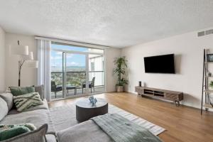 洛杉矶Stunning Ocean View 1BR Venice Beach Marina DelRey的带沙发和平面电视的客厅