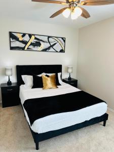 布朗斯维尔Modern apt-King bed-Free parking-Wi-fi的一间卧室配有一张大床和吊扇