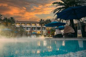 西归浦市Hotel Toscana的一个游泳池,酒店背景