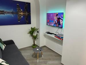 萨莱诺Home4Apartment的带沙发和平面电视的客厅