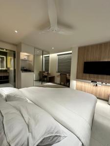 海得拉巴32 Urban by Akoya Hotels的卧室配有一张大白色床和平面电视