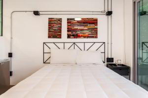 墨西哥城Mariano Escobedo 48的卧室配有一张白色大床