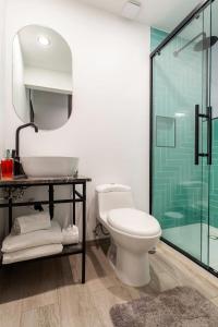 墨西哥城Mariano Escobedo 48的一间带卫生间和玻璃淋浴间的浴室