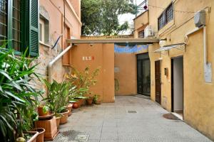 罗马Al cortiletto di Torpigna的楼边有盆栽的小巷