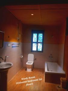 普纳卡Nobgang B&B "Traditional Heritage HomeStay"的浴室配有卫生间、盥洗盆和浴缸。