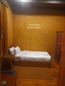 普纳卡Nobgang B&B (Restaurant and Lodge)的卧室配有一张床