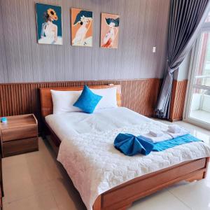 Thôn Thái AnKhu du lịch Hang Rái - Ninh Thuận的一间卧室配有一张带蓝色毛巾的床