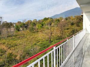 比尔瓦BIR HOTEL的享有森林和山脉美景的阳台。