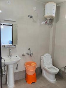 比尔瓦BIR HOTEL的浴室配有白色卫生间和盥洗盆。