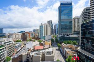 悉尼MetaWise Sydney CBD Haymarket Luxe 2Bed Penthouse Bella的享有城市和高楼的景色