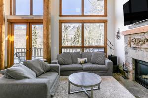 特柳赖德Adams Ranch Retreat by AvantStay Free Shuttle 2 Mountain Village Telluride Ski Resort的客厅设有两张沙发和一个壁炉