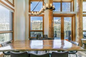 特柳赖德Adams Ranch Retreat by AvantStay Free Shuttle 2 Mountain Village Telluride Ski Resort的一间带桌椅和窗户的用餐室
