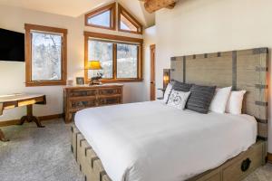 特柳赖德Adams Ranch Retreat by AvantStay Free Shuttle 2 Mountain Village Telluride Ski Resort的卧室配有一张白色大床和一张书桌