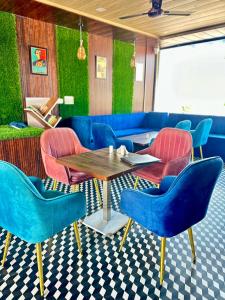 斋浦尔Nahargarh Palace Hotel的餐厅设有蓝色的椅子和木桌