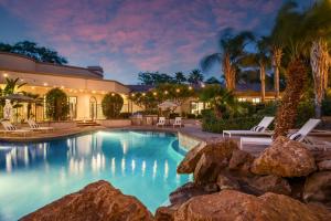 百慕大沙丘Villa Verbena by AvantStay Expansive Estate w B-ball Court PoolSpa Entertainers Yard的一座带游泳池的别墅,与度假村