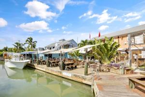 斯托克岛Coral Villa by AvantStay Close 2 DT Key West Shared Pool Month Long Stays Only的码头,有餐厅和船上