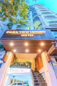 胡志明市Park View Luxury Hotel的带有标志的酒店景色