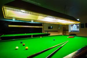 比肯希尔雅顿酒店&休闲俱乐部的一张绿色的台球桌,上面有球