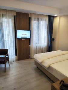 伊斯坦布尔Hotel Esve Istanbul的一间卧室配有一张床和一台平面电视