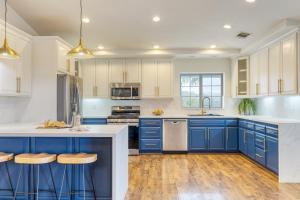 蒂梅丘拉Le Grand Bleu by AvantStay Luxury Hilltop Estate的厨房配有蓝色橱柜和白色柜台。