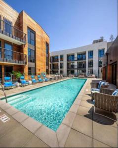 洛杉矶Luxurious SM Penthouse with Panoramic Ocean Views的一座建筑物中央的游泳池