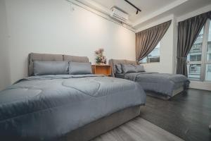 士姑来Modern Luxury Shoplot Style Sutera 3BR 10pax by Our Stay的一间带两张床和一张沙发的卧室