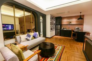 泗水爪哇岛百诺肯酒店的带沙发的客厅和厨房