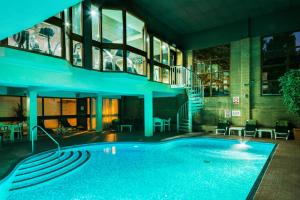 比肯希尔雅顿酒店&休闲俱乐部的一座带房子的建筑中的游泳池