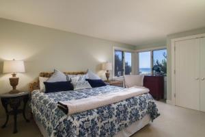 卡农海滩Chapman Cove by AvantStay Gorgeous Beach Bungalow w Sauna的一间卧室配有一张带蓝色和白色床单的床。