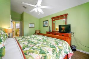 斯托克岛Coral Palm by AvantStay Key West Walkable Gated Community Shared Pool Month Long Stays Only的一间卧室配有一张床、镜子和电视