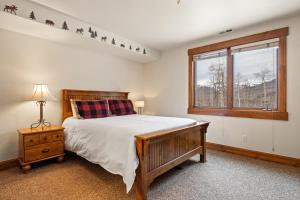 特柳赖德Russell Home by AvantStay Expansive Deck Stunning Views Hot Tub的一间卧室设有一张床和一个窗口