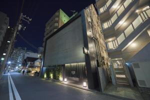 川崎SAKE Kura Hotel 川崎宿的夜幕降临的城市街道上