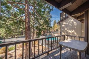 Dollar PointBig Dipper by AvantStay Cozy Tahoe City Condo Close To Everything的一个带长凳和游泳池的阳台