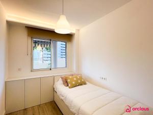 贝尼卡西姆La Promenade的小房间配有沙发和窗户