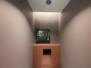 汉堡翰堡城中区公寓式酒店的浴室设有瓷砖墙,墙上挂着一幅画