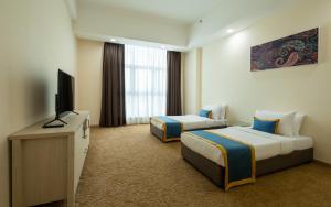 吉隆坡Zecon Hotel HPKK的酒店客房设有两张床和一台平面电视。