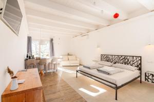 CarlinoAgriturismo Valle Ca' del Lovo的一间卧室设有一张床和一间客厅。