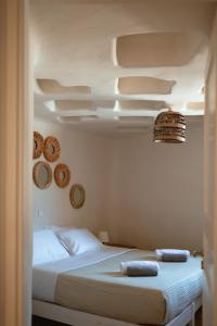 米克诺斯城Luxury Sunset的一间卧室配有一张床,上面有两条毛巾
