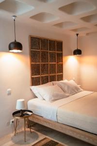 米克诺斯城Luxury Sunset的一间卧室配有白色床和两盏灯