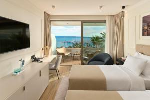 斯普利特Mirari Boutique Hotel的酒店客房设有一张床,享有海景。
