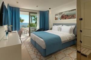 斯普利特Mirari Boutique Hotel的酒店客房设有一张床,享有海景。